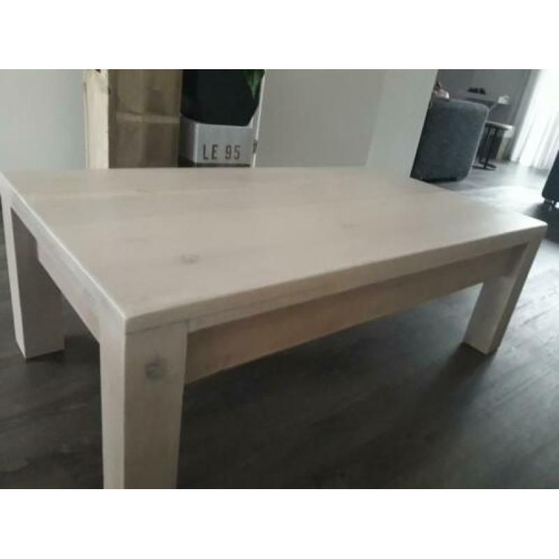 Mooie en nette massief eiken salontafel