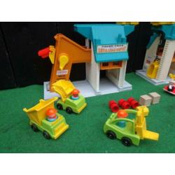 2 Vintage Fisher Price Lift and Load Depot 942 uit 1976 +bus