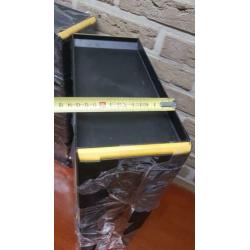 Assortiment ladenkast/bakjes/kunsstof gereedschap bakken