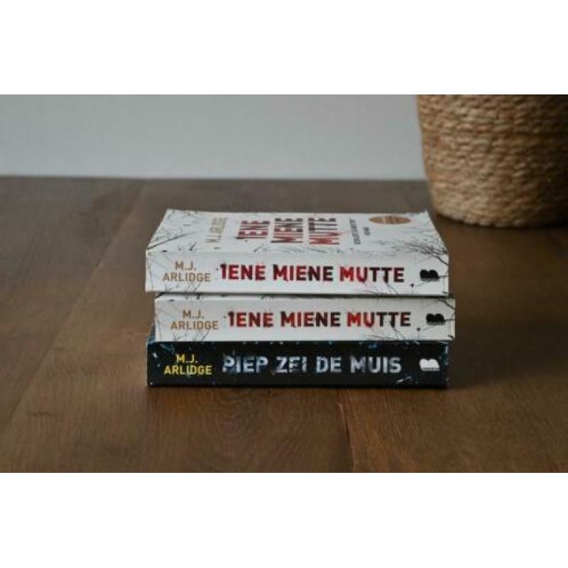 M.J. Arlidge Iene miene mutte - Piep zei de muis Nederlands