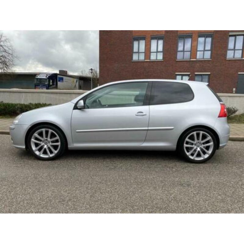 Volkswagen GOLF 1.6 R-Line /NAVI/MFS/LMV/Cruise Cntrl