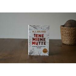 M.J. Arlidge Iene miene mutte - Piep zei de muis Nederlands