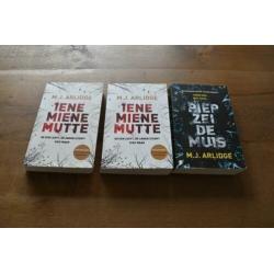 M.J. Arlidge Iene miene mutte - Piep zei de muis Nederlands