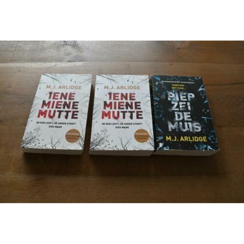 M.J. Arlidge Iene miene mutte - Piep zei de muis Nederlands