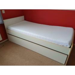 Eenpersoonsbed met onderbed (incl. 2 lattenbodems)