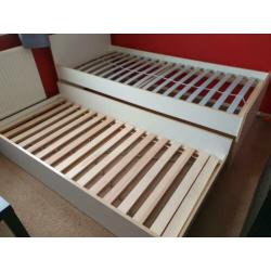 Eenpersoonsbed met onderbed (incl. 2 lattenbodems)