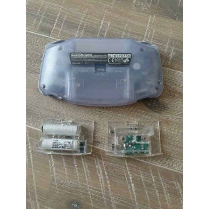Gameboy Advance nieuwstaat met extra accessoires.