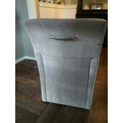 Gratis af te halen 2 goede eetkamer stoelen met wieltjes