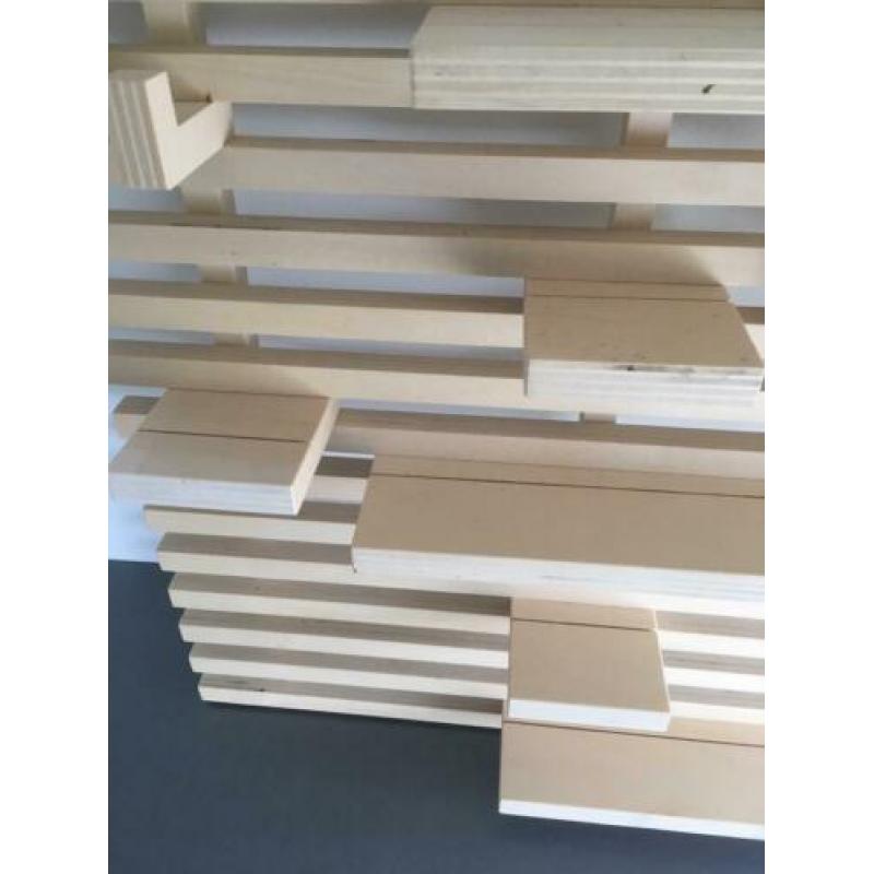 Houten wandrek met plankjes