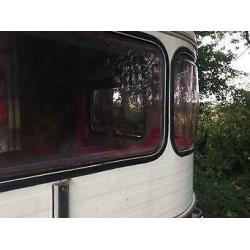 Schattige old timer caravan. Constructam.