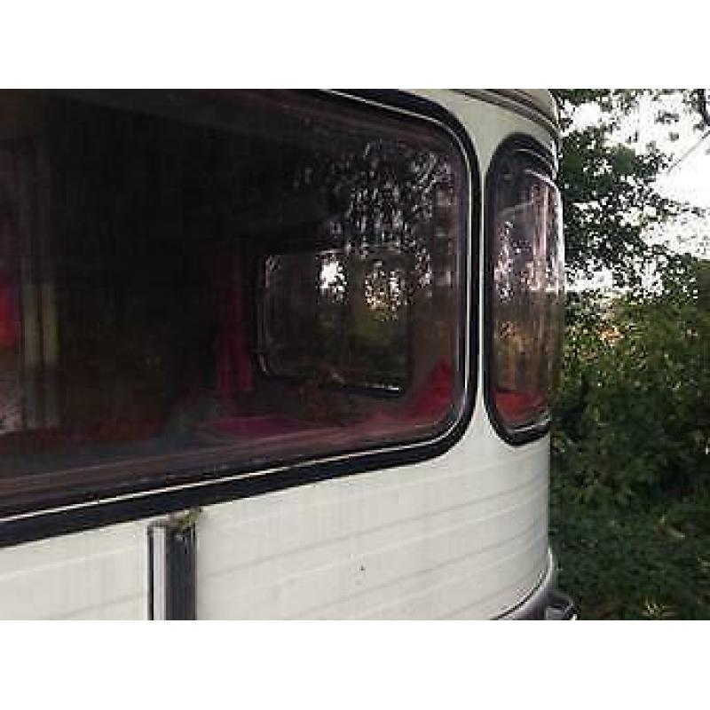 Schattige old timer caravan. Constructam.