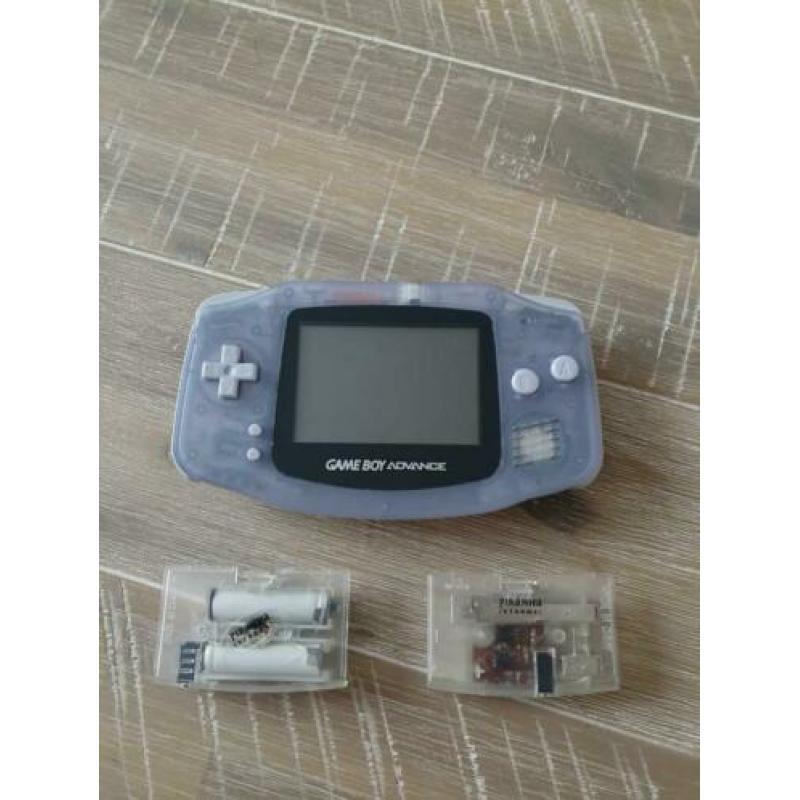 Gameboy Advance nieuwstaat met extra accessoires.