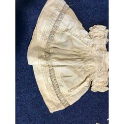 Doos vol met antieke babykleding