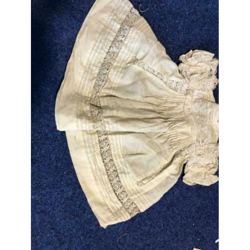 Doos vol met antieke babykleding