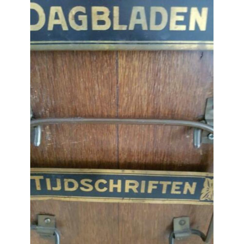 Oude kranten bak voor aan de muur