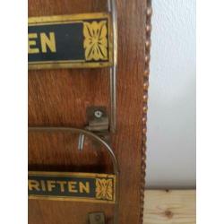 Oude kranten bak voor aan de muur