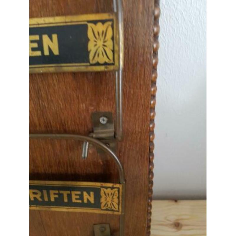 Oude kranten bak voor aan de muur