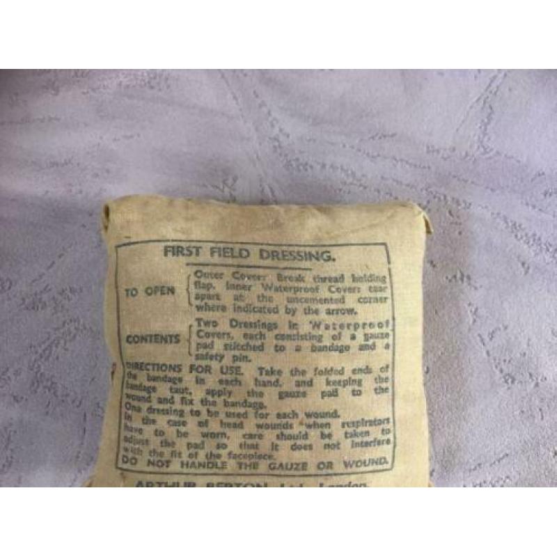 wo2 - First field dressing 1943 - Brits medic