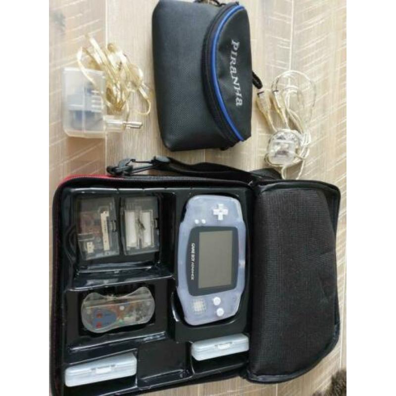 Gameboy Advance nieuwstaat met extra accessoires.