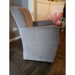 Gratis af te halen 2 goede eetkamer stoelen met wieltjes