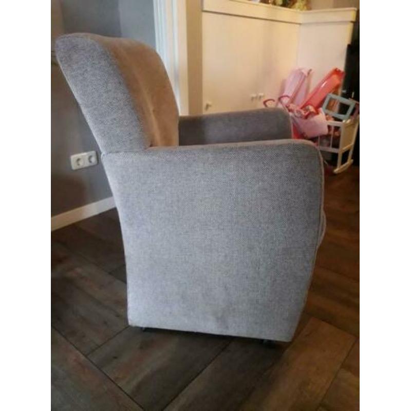 Gratis af te halen 2 goede eetkamer stoelen met wieltjes