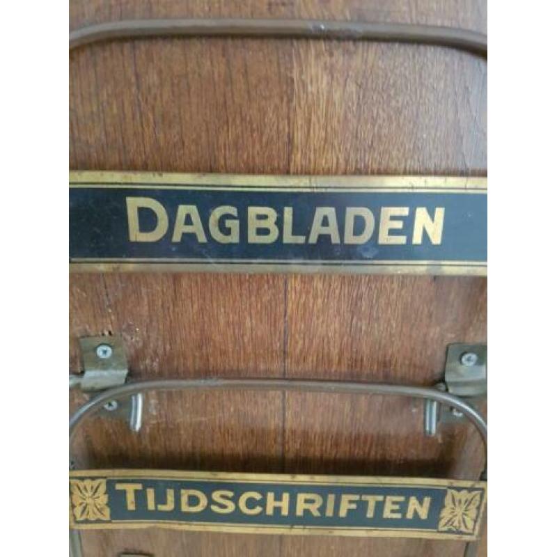 Oude kranten bak voor aan de muur