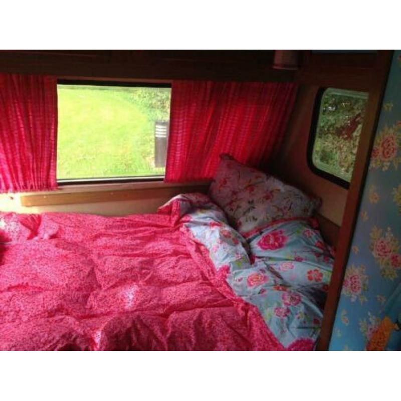 Schattige old timer caravan. Constructam.