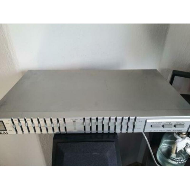 Vintage audio waaronder kaai versterker tuner en equalizer