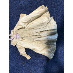 Doos vol met antieke babykleding