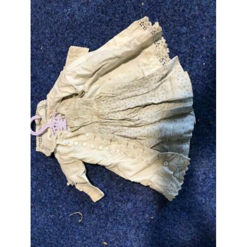 Doos vol met antieke babykleding