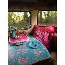 Schattige old timer caravan. Constructam.