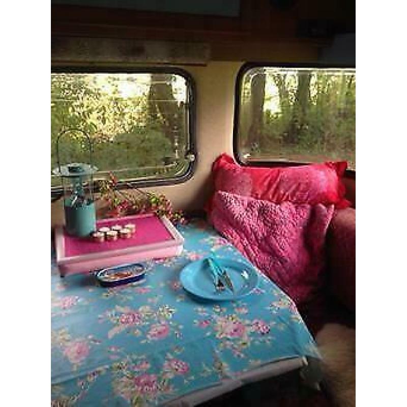 Schattige old timer caravan. Constructam.