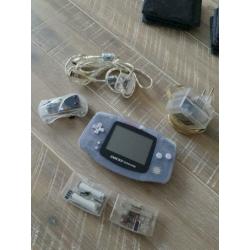 Gameboy Advance nieuwstaat met extra accessoires.