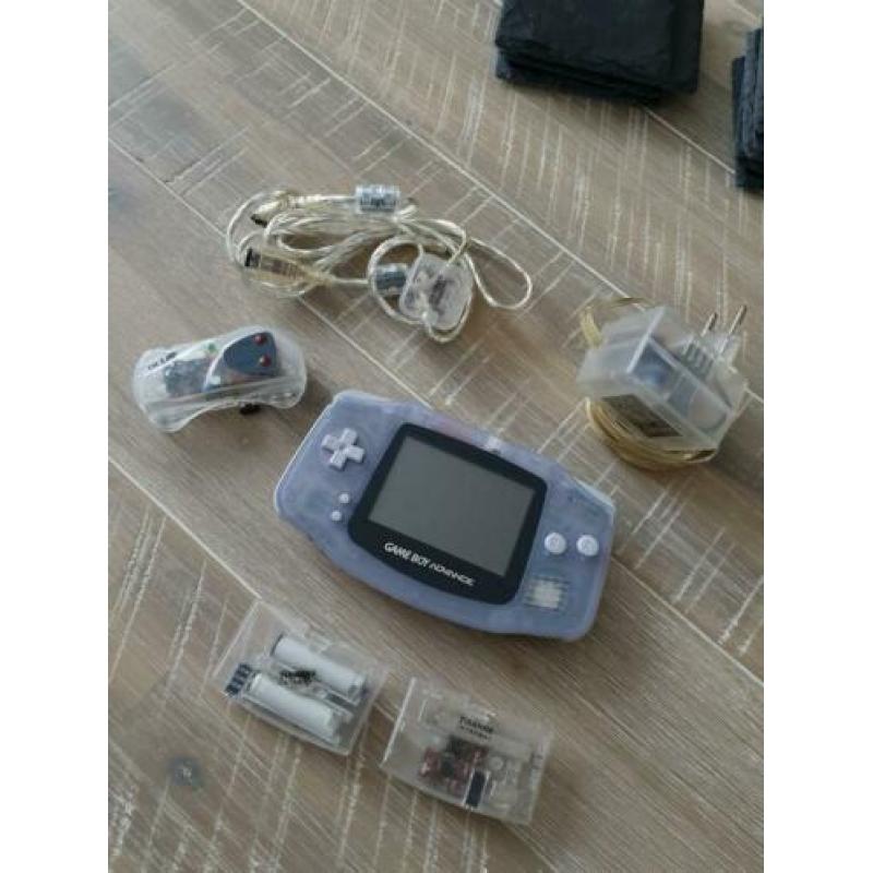 Gameboy Advance nieuwstaat met extra accessoires.
