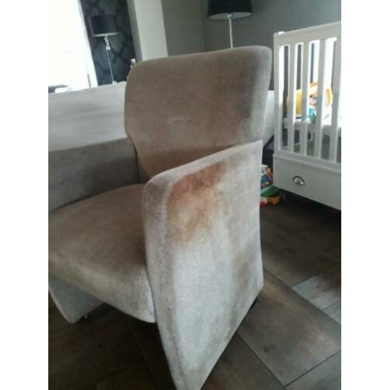 Gratis af te halen 2 goede eetkamer stoelen met wieltjes