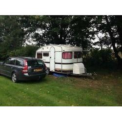 Schattige old timer caravan. Constructam.