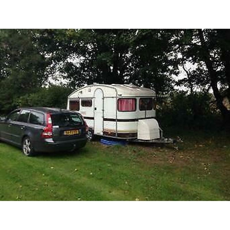 Schattige old timer caravan. Constructam.