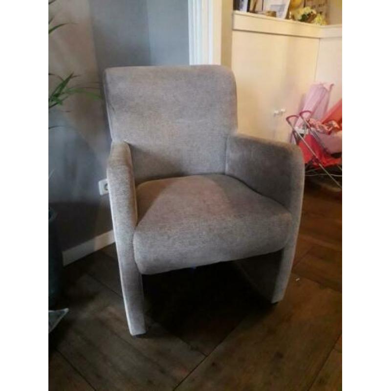 Gratis af te halen 2 goede eetkamer stoelen met wieltjes