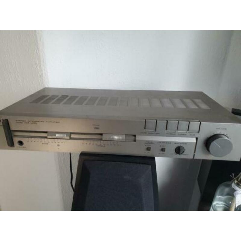Vintage audio waaronder kaai versterker tuner en equalizer