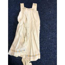 Doos vol met antieke babykleding