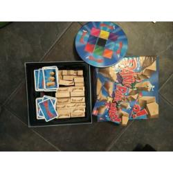 panic tower spel met houten blokken