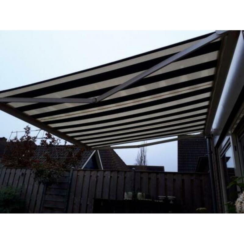 Sunblocker zonnescherm in gesloten bak.