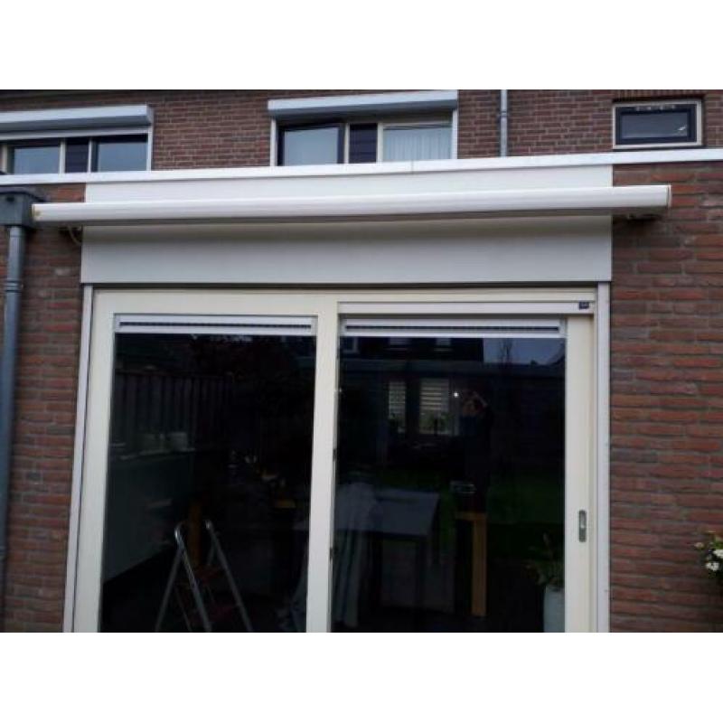 Sunblocker zonnescherm in gesloten bak.