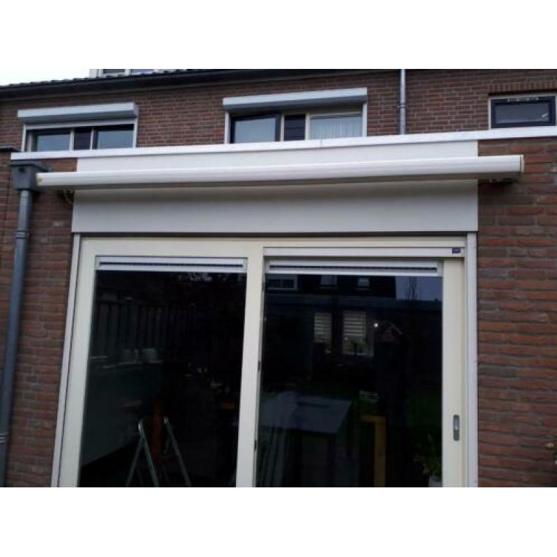 Sunblocker zonnescherm in gesloten bak.
