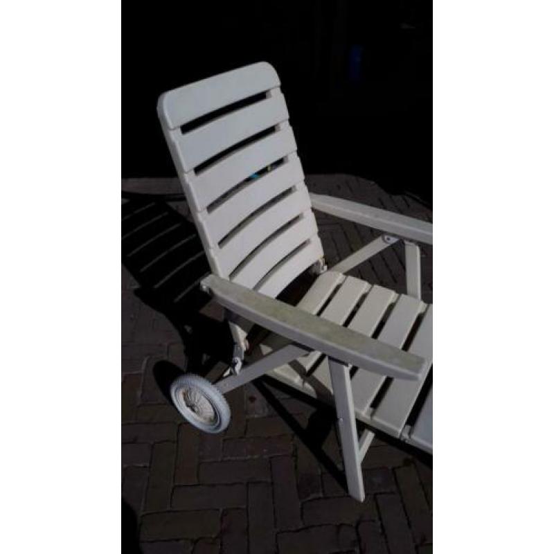 Oerdegelijk zonne ligbed, crème kleurig mét kussen.
