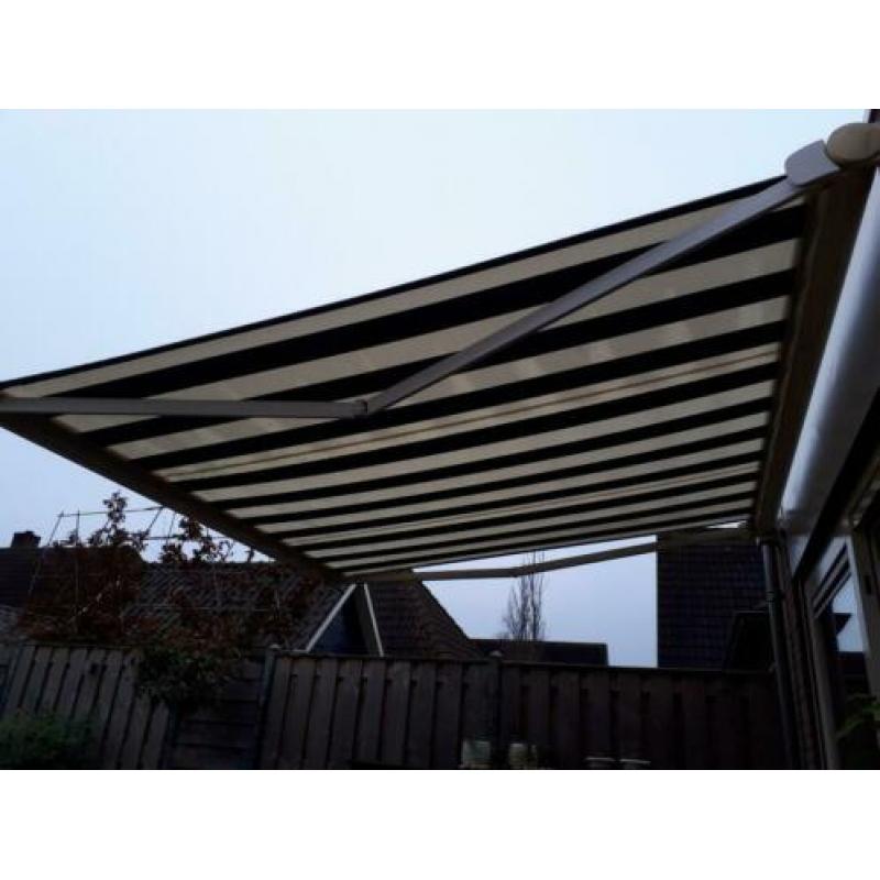 Sunblocker zonnescherm in gesloten bak.