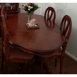 Klassieke Mahonie eettafel met 4 stoelen