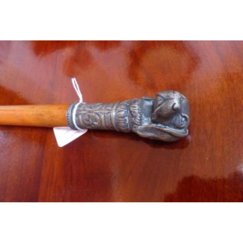 Antieke wandelstok met bronzen handvat .