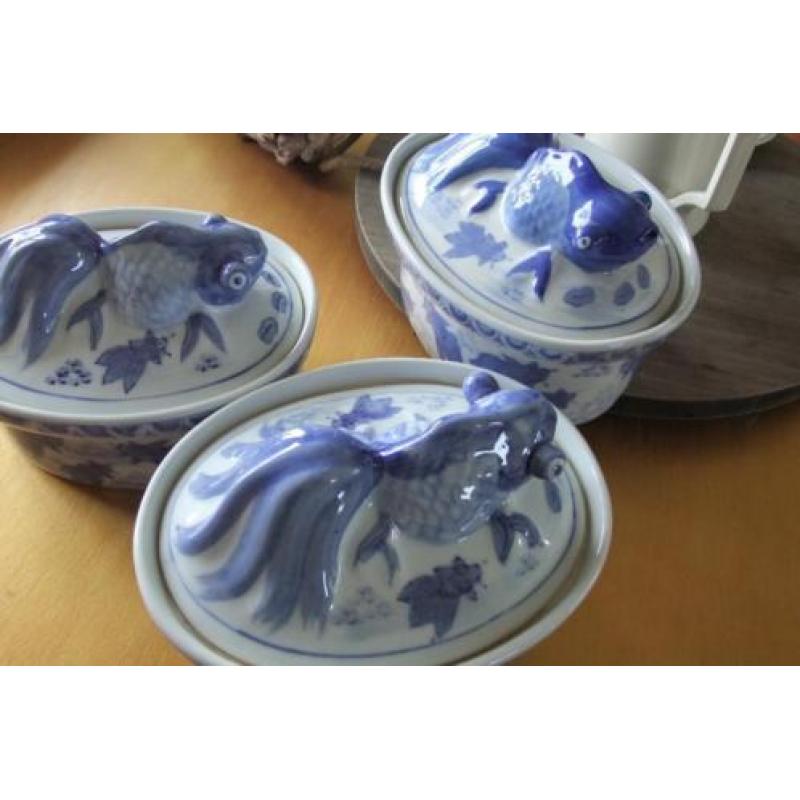 3 Chinese pateschalen/terrines met vis op deksel, visschalen