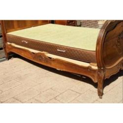 Antiek bed met nachtkastje